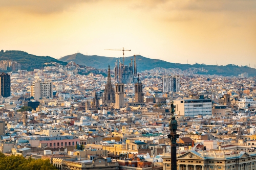 Crédito da foto: Foto de Aleksandar Pasaric: https://www.pexels.com/pt-br/foto/fotografia-aerea-de-edificios-altos-1386444/ Barcelona